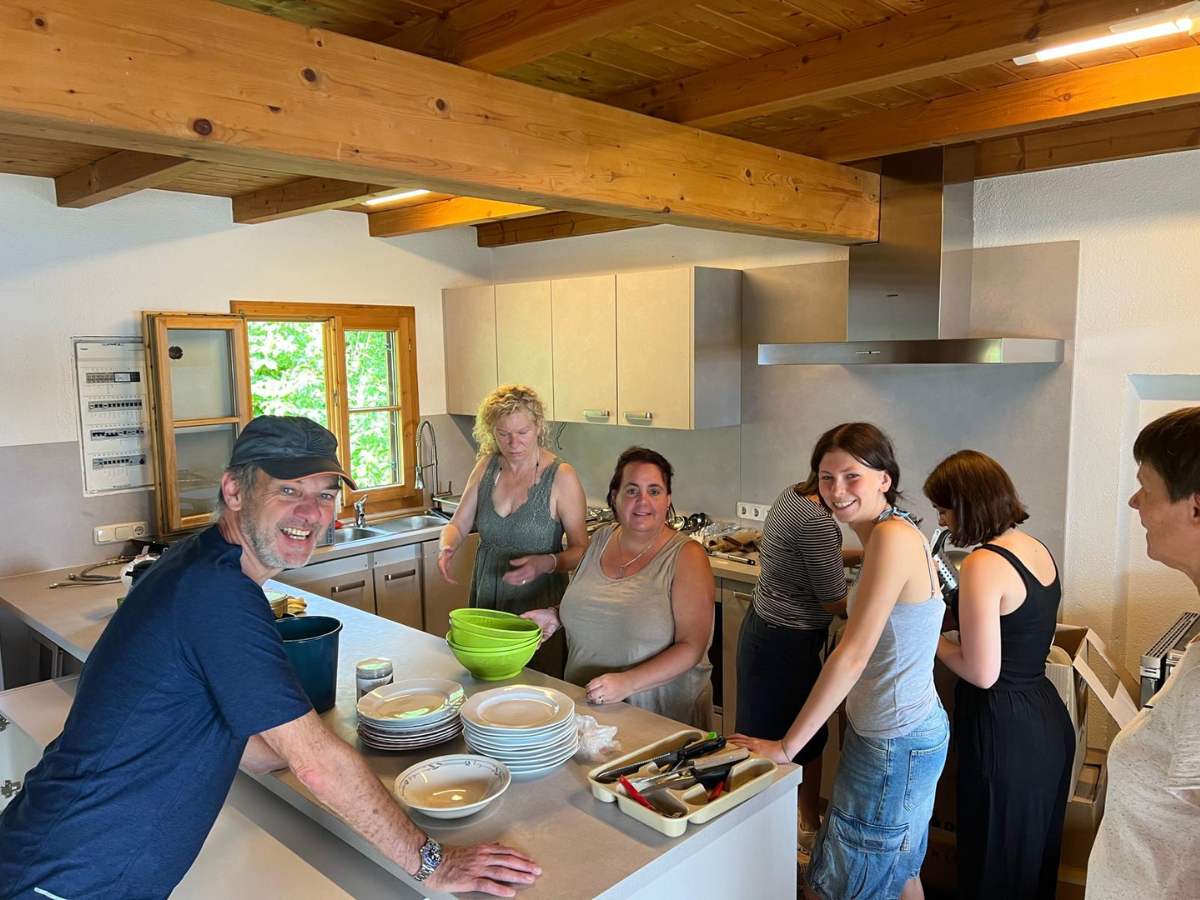 Fleissige Helfer beim einräumen der neuen Küche am Segelclub Rottachsee