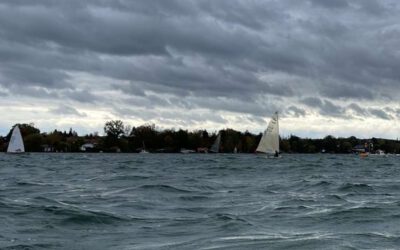 Auswärtsregatta: Finnsegler am Wörthsee 2024, der Wind gibt den rauen Ton an